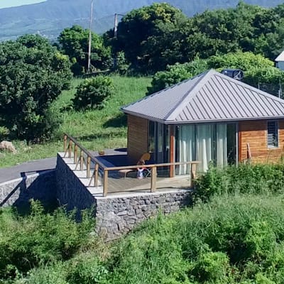 Extérieur en teck du bungalow et son jardin