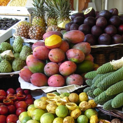 Fruits tropicaux sur un marché proche des bungalows