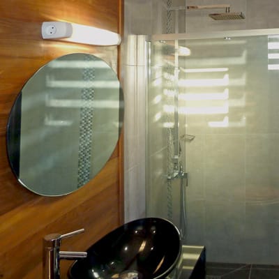 La salle de bain avec douche à l'italienne