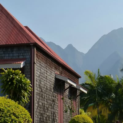 Case créole colorée du village de l'Entre-Deux au pied du Dimitile