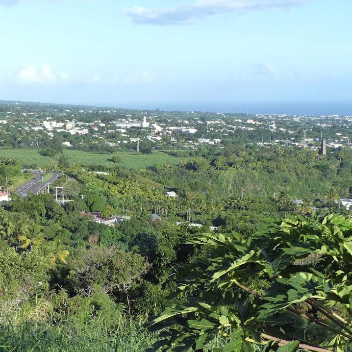Vue depuis la véranda sur les hauteurs et l'océan