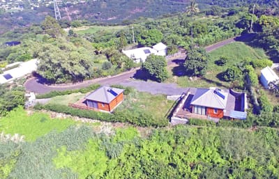 Vue aérienne des deux bungalows Drop et Maul dans leur jardin